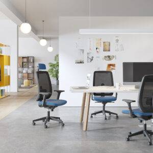 ODESA M  con brazos regulables en altura y cabecero, color NEGRO